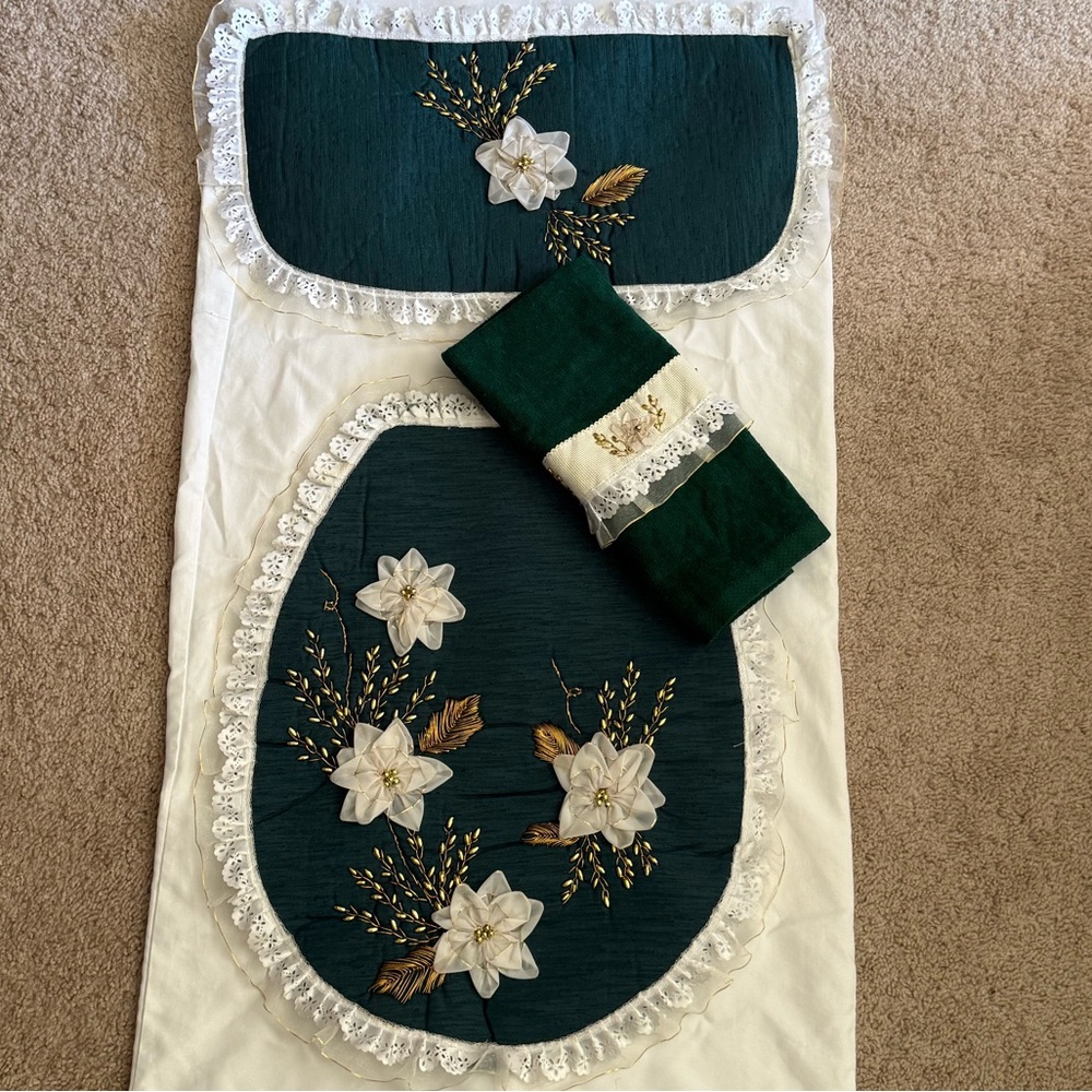 Elegant Floral Bath Accessory Set in Green and White